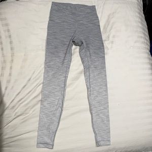 Lululemon 2 toned Wunder Under Size 6